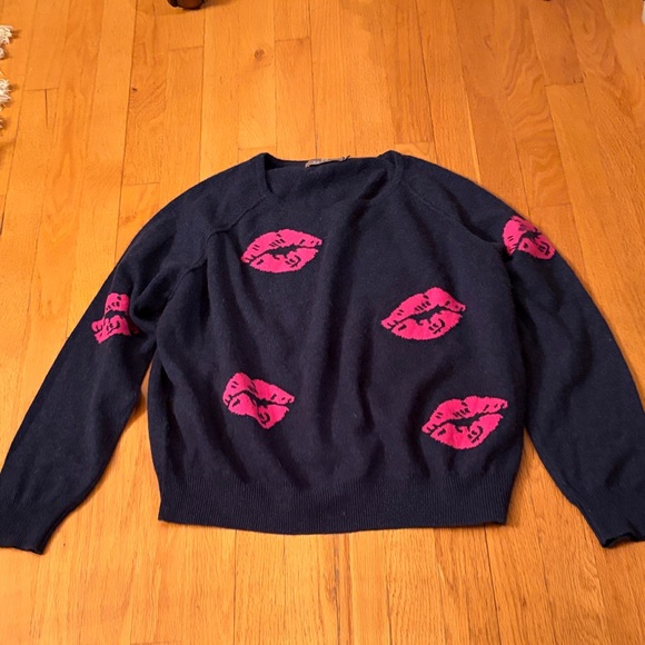 Brodie Cashmere Sweaters - Brodie Cashmere Navy and Pink Lip Kiss Print Sweater Size Large